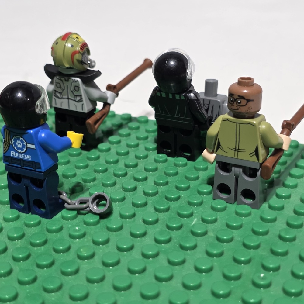 LEGO Minifigures Lot of 6 w/ Accessories Police Officer & More - Picture 10 of 11